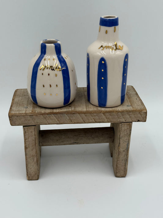 BOTELLITA DE CERÁMICA BLANCA Y AZUL REDONDA TOQUES DORADOS