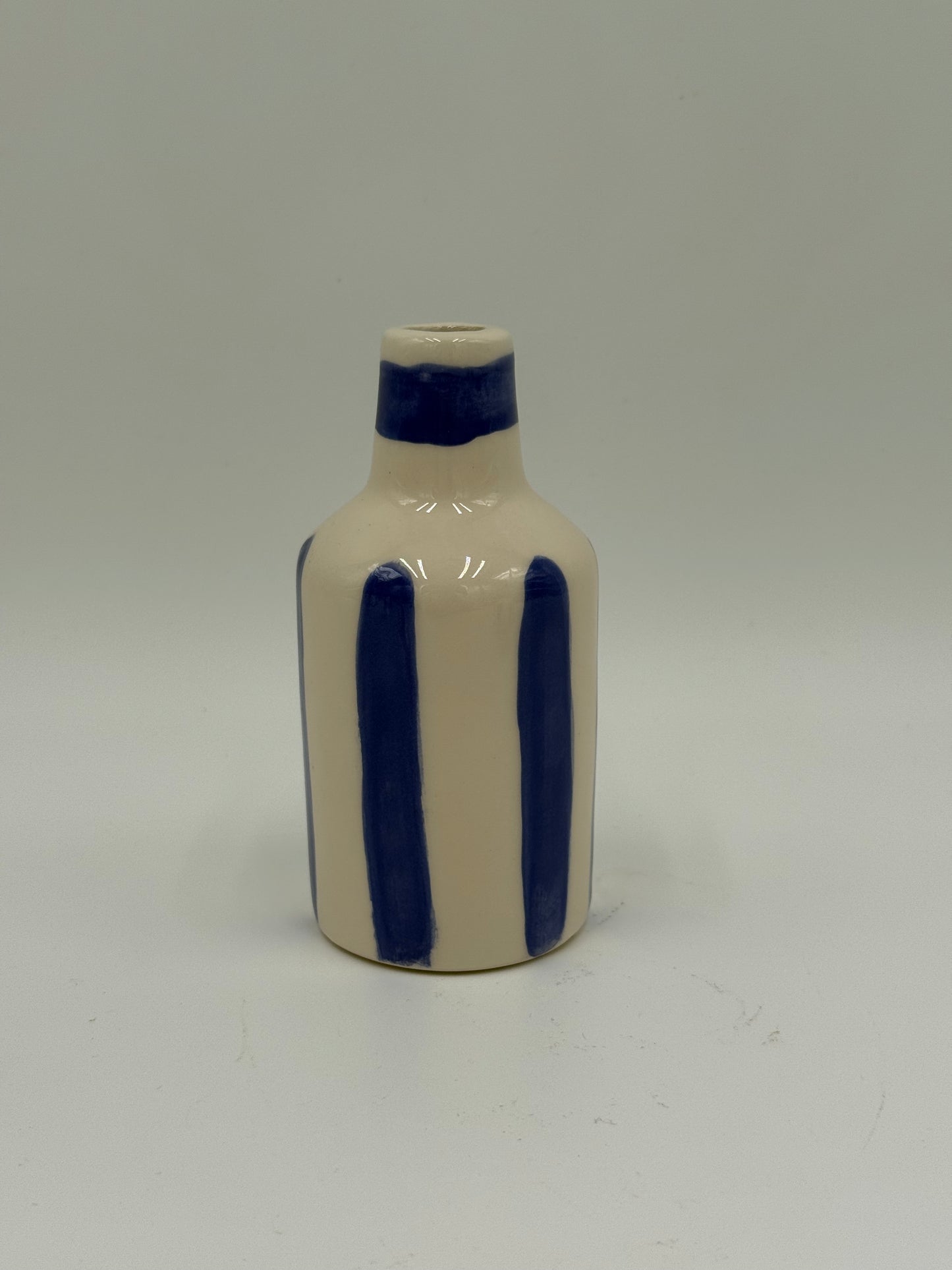 BOTELLITA CERÁMICA BLANCA Y AZUL CILÍNDRICA