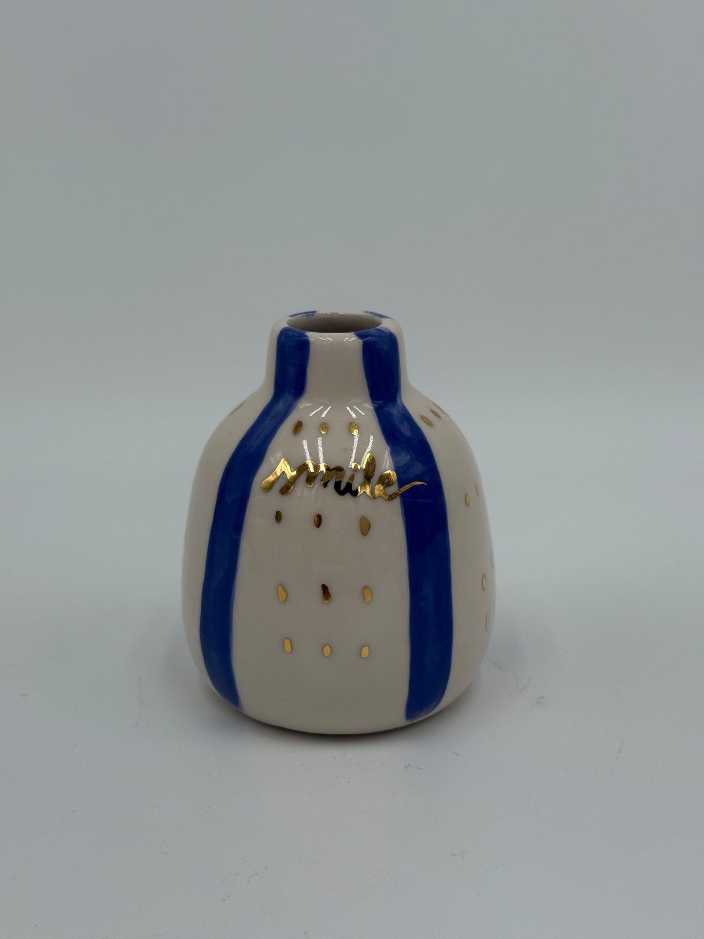 BOTELLITA DE CERÁMICA BLANCA Y AZUL REDONDA TOQUES DORADOS