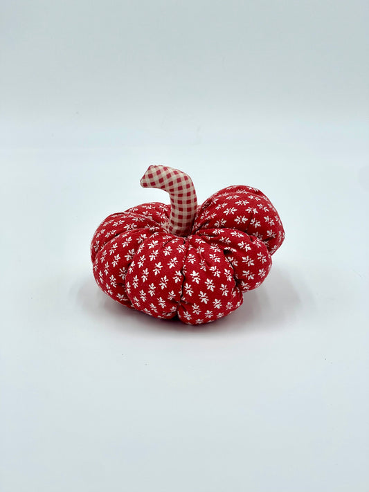 CALABAZA ALGODÓN ESTAMPADO FONDO ROJO – TEXTURA, COLOR Y ENCANTO NATURAL