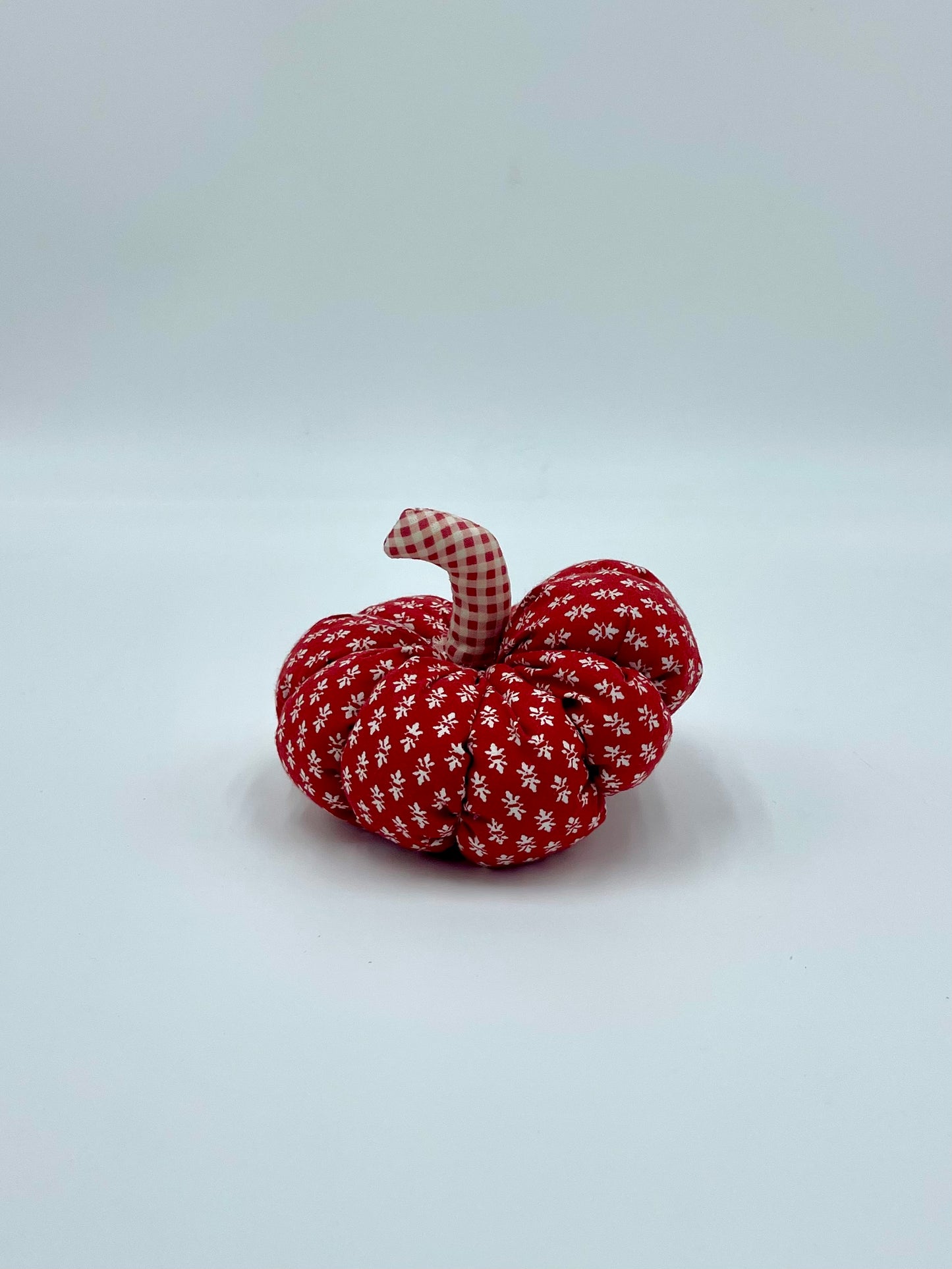 CALABAZA ALGODÓN ESTAMPADO FONDO ROJO – TEXTURA, COLOR Y ENCANTO NATURAL