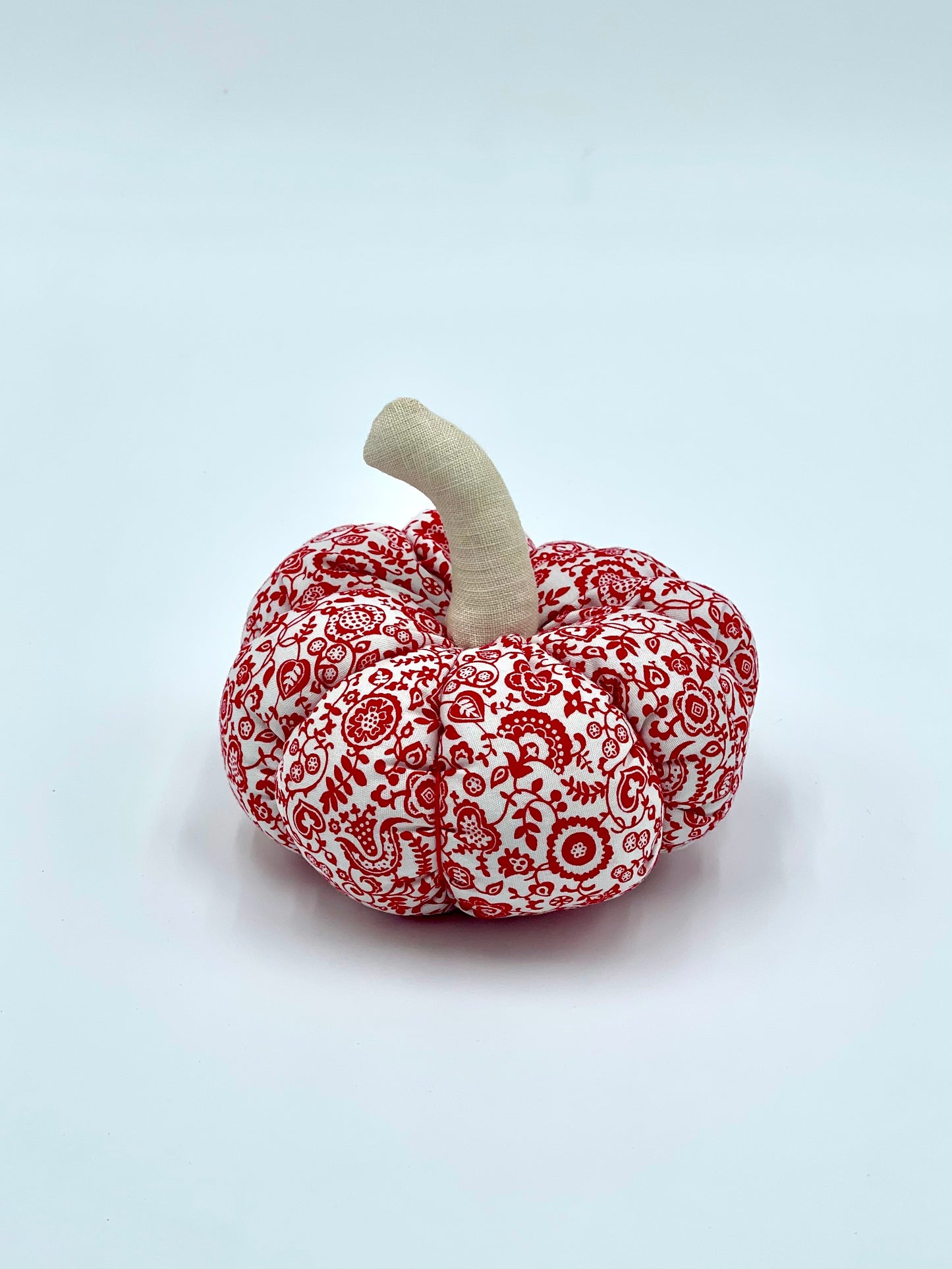 CALABAZA ALGODÓN ESTAMPADO FONDO BLANCO – TEXTURA, COLOR Y ENCANTO NATURAL