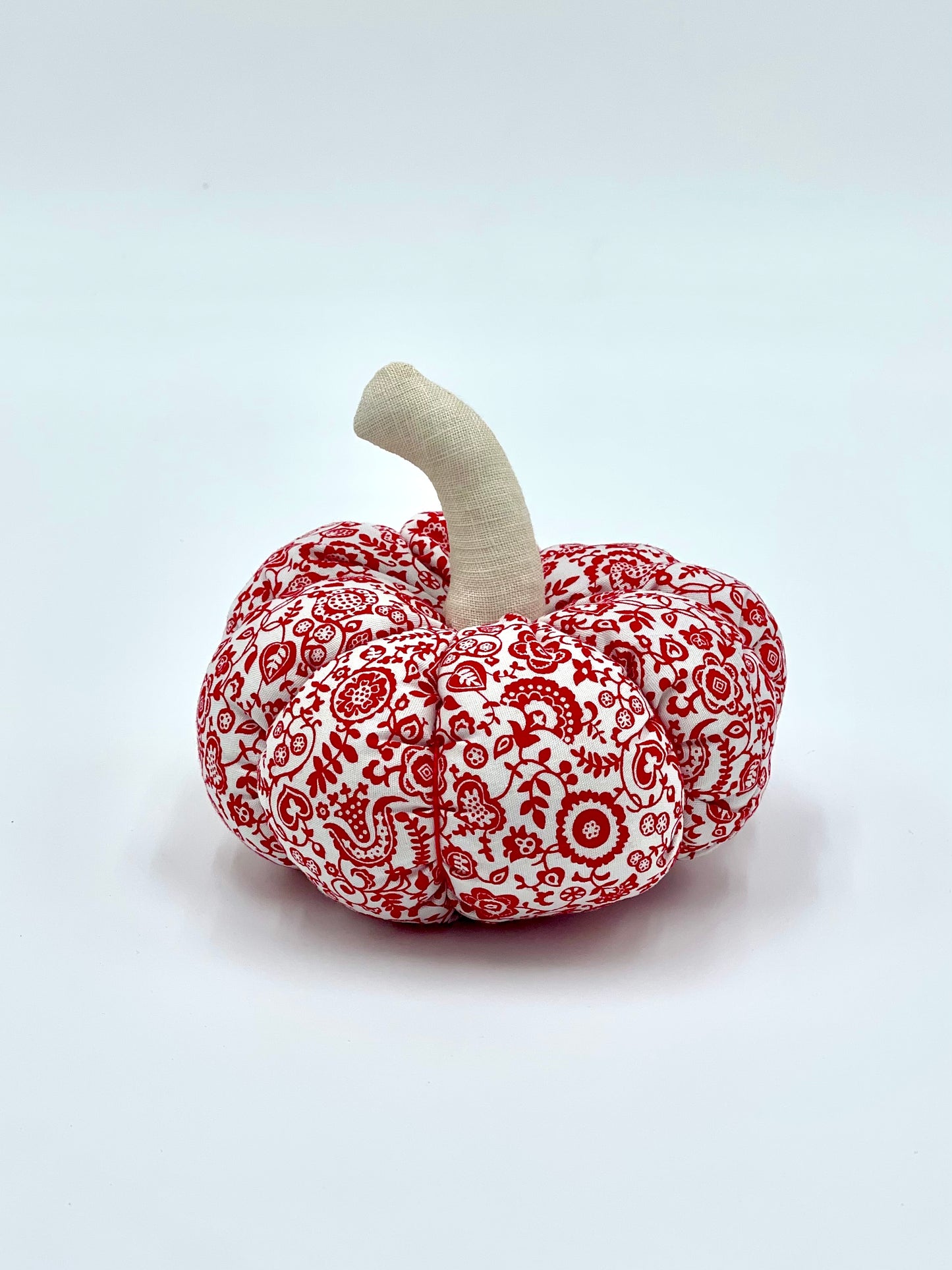 CALABAZA ALGODÓN ESTAMPADO FONDO BLANCO – TEXTURA, COLOR Y ENCANTO NATURAL