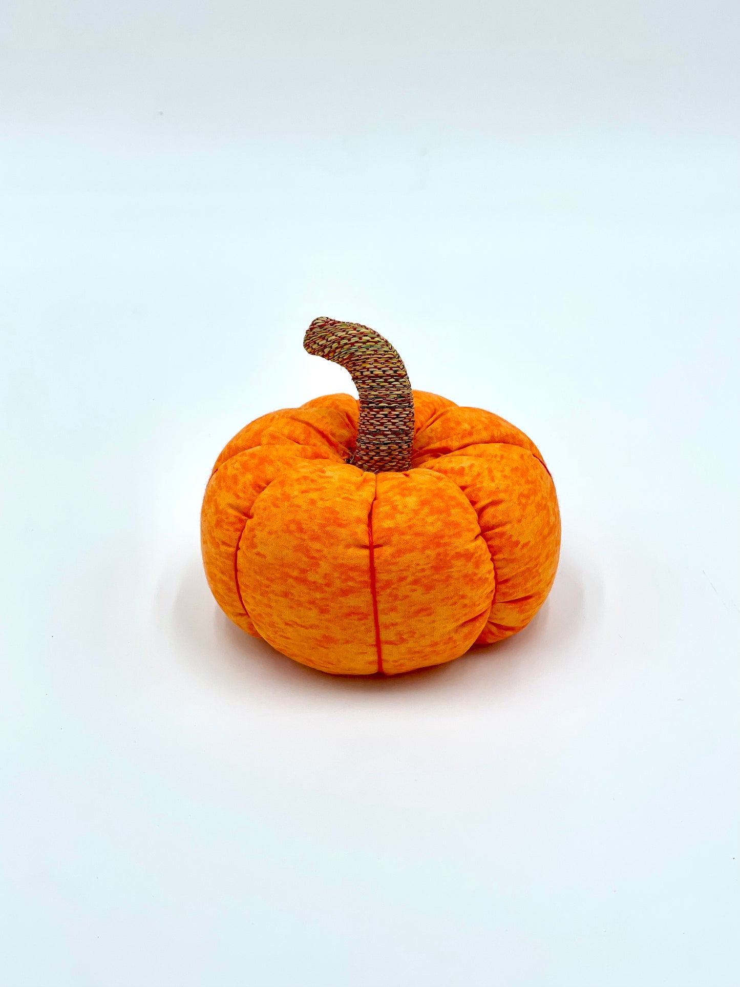 CALABAZA NARANJA DE LINO – TEXTURA, COLOR Y ENCANTO NATURAL